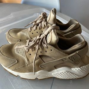 Womens Nike Air Huarache tan/cream size 8